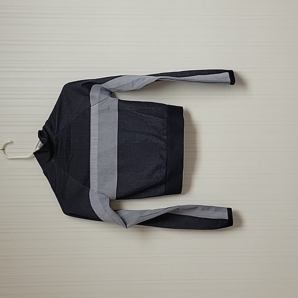 Fabletics Tory cropped seamless jacket. Front zip small women's.  Small - Picture 2 of 7